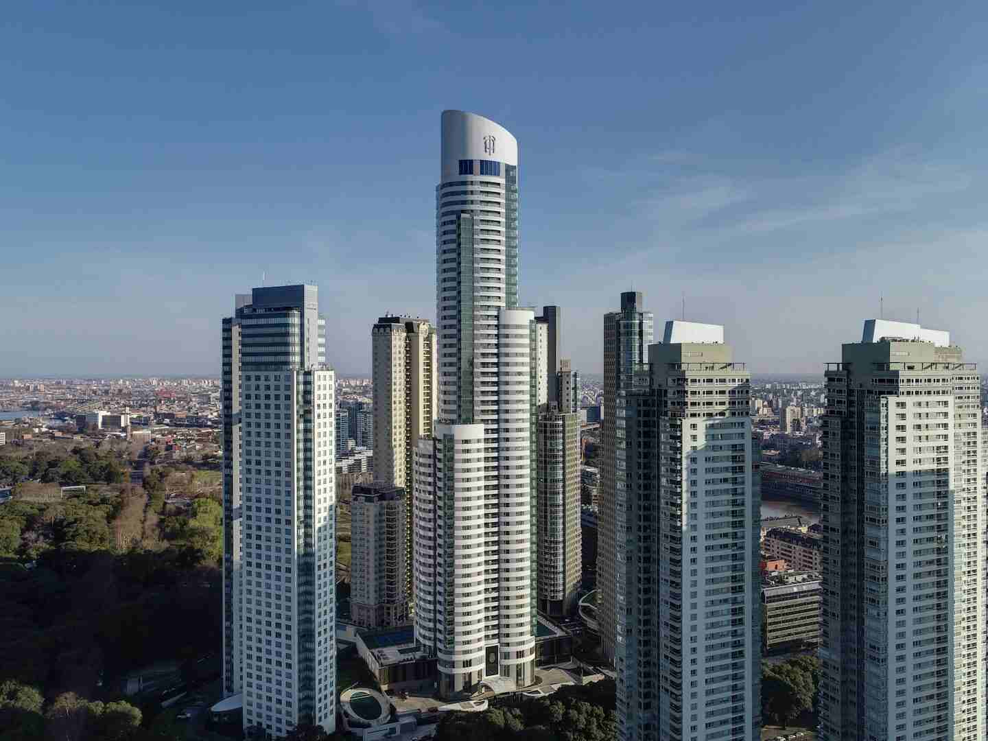 Vista panorámica de edificios modernos en Buenos Aires, incluyendo rascacielos de Puerto Madero