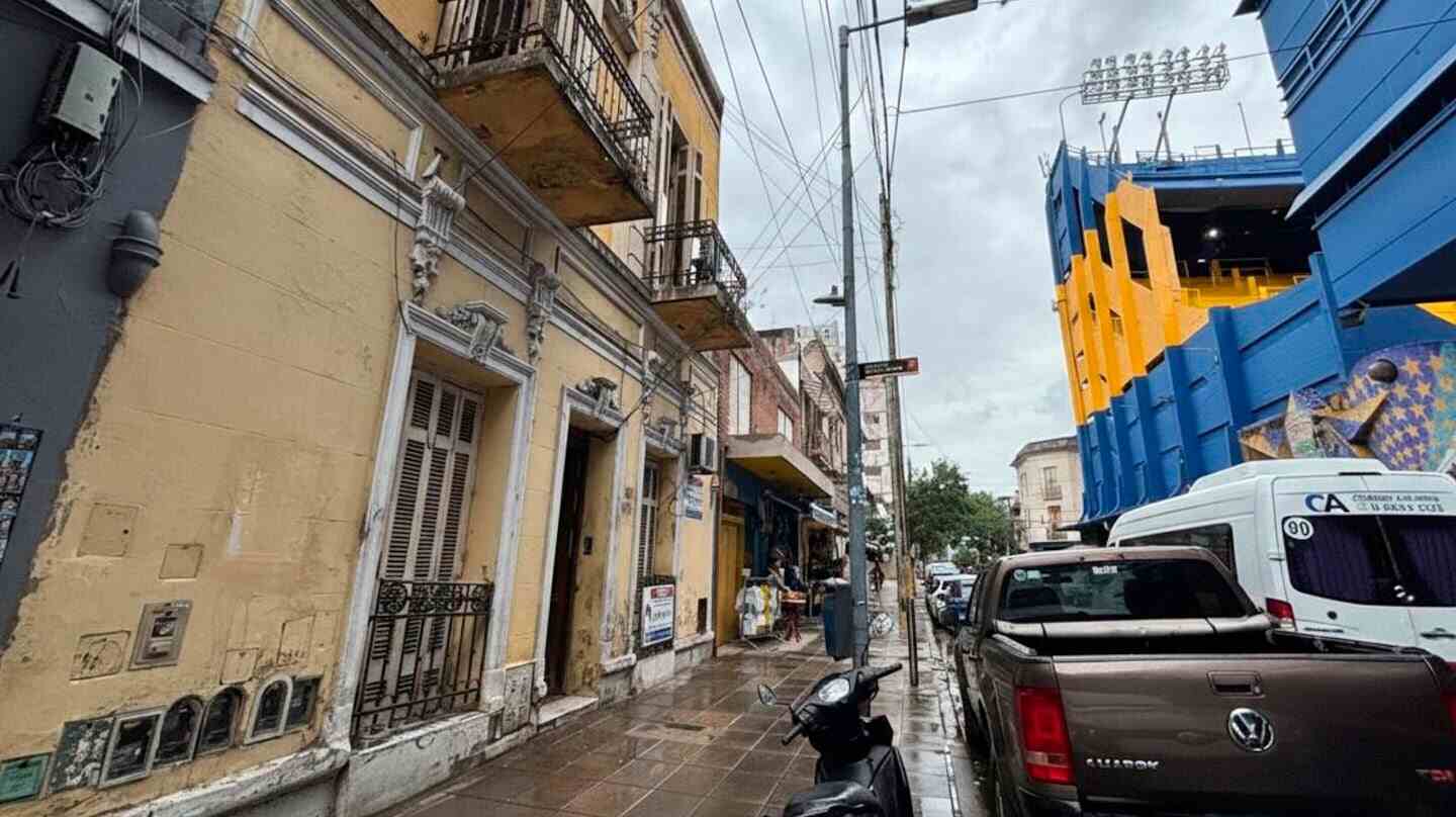 Calle en Buenos Aires con edificios antiguos y modernos