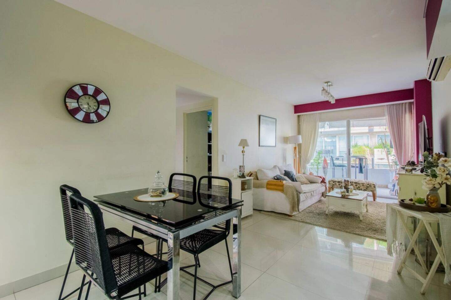 Interior de un departamento de tres ambientes en Buenos Aires con comedor y sala de estar