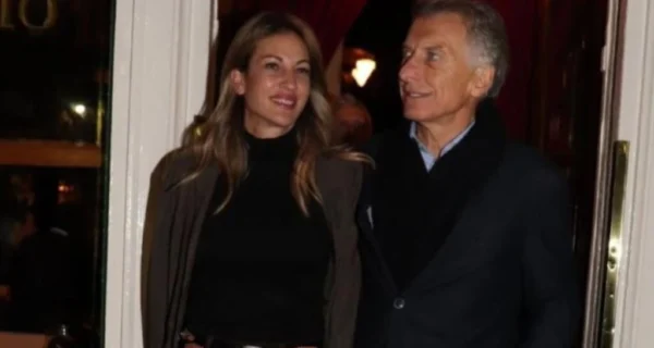 Mauricio Macri y Dolores Teuly compartiendo un beso en Palermo