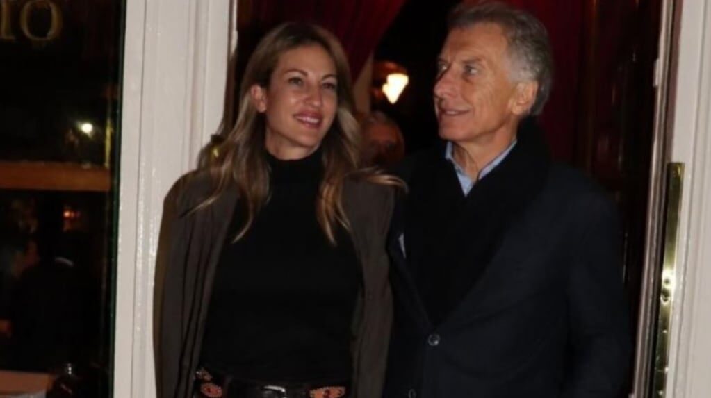 Mauricio Macri y Dolores Teuly compartiendo un beso en Palermo