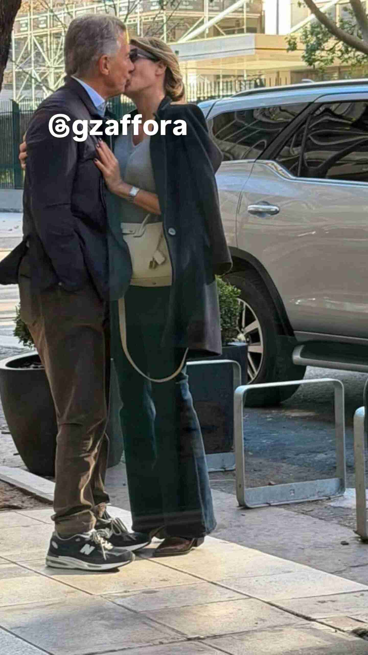 Mauricio Macri y Dolores Teuly compartiendo un beso en las calles de Palermo
