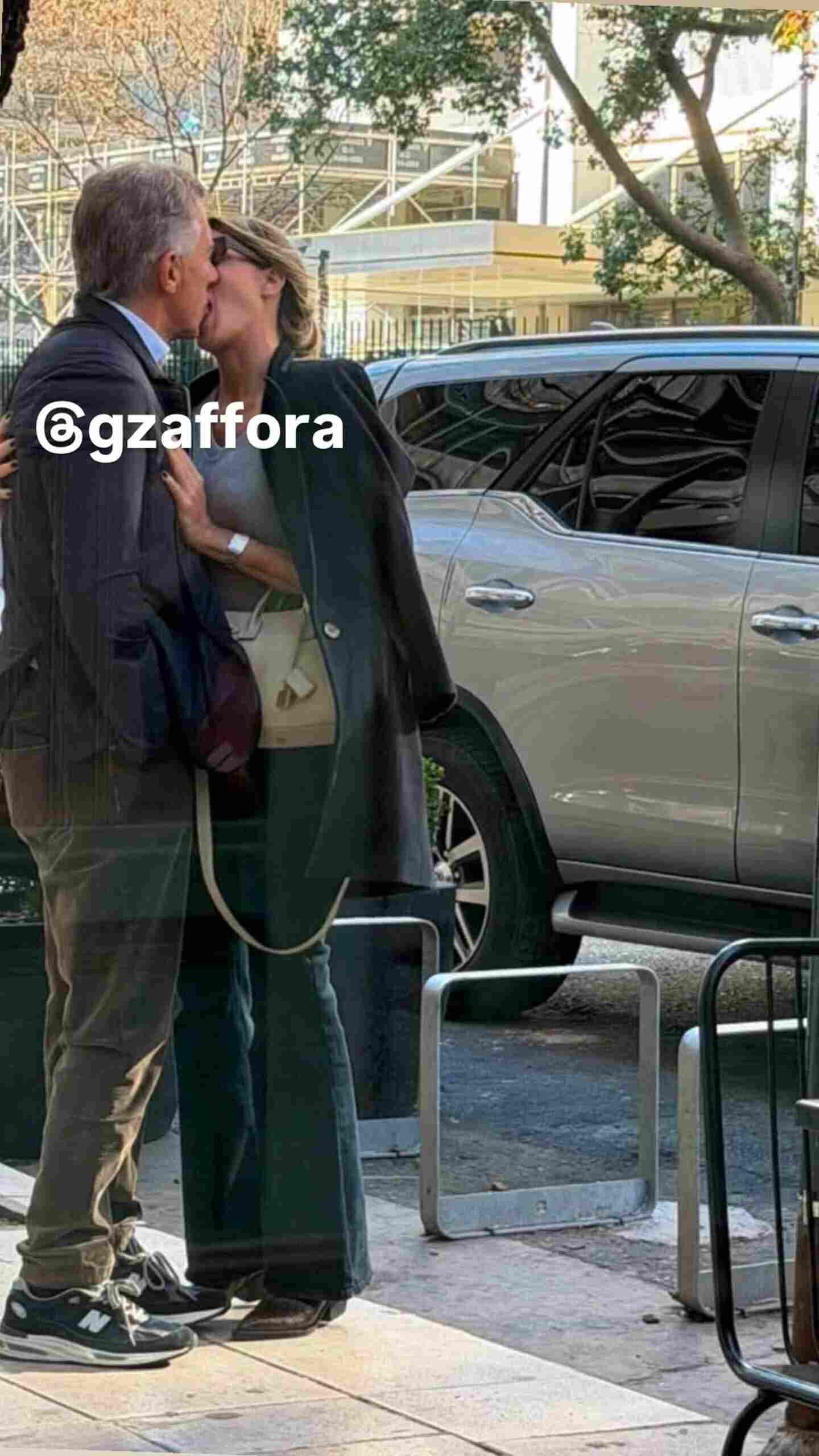 Mauricio Macri y Dolores Teuly compartiendo un beso en las calles de Palermo