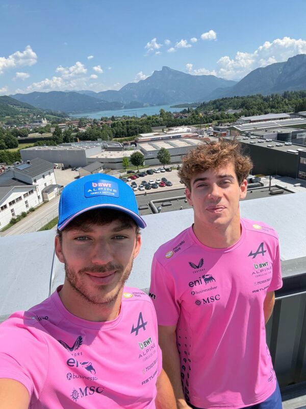 Franco Colapinto y un compañero posando en el circuito de Spielberg con vistas al paisaje