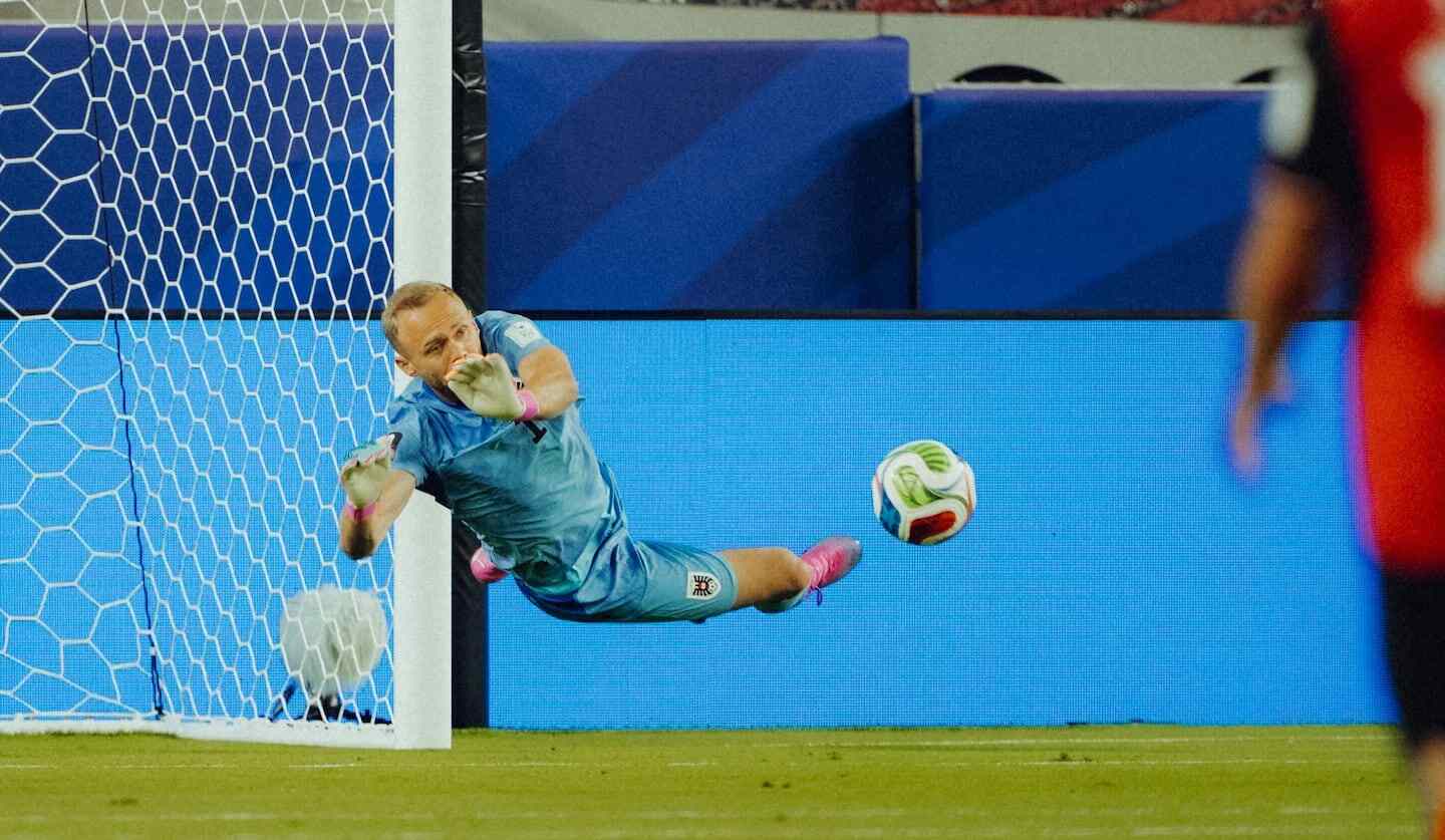 El arquero austriaco Alexander Schlager realizando una atajada durante un partido de fútbol
