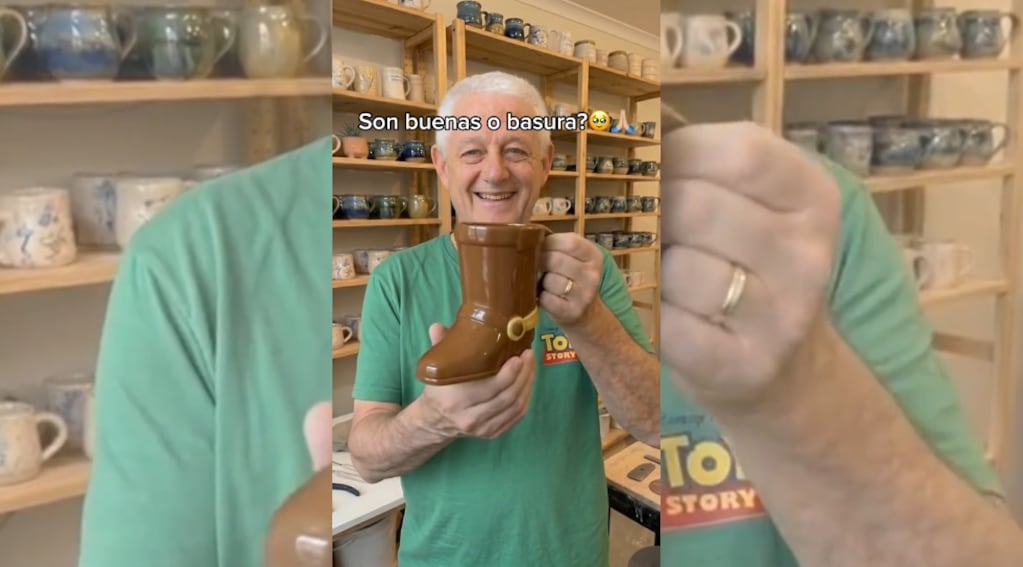 José, el artesano de 70 años, muestra sus tazas inspiradas en Toy Story