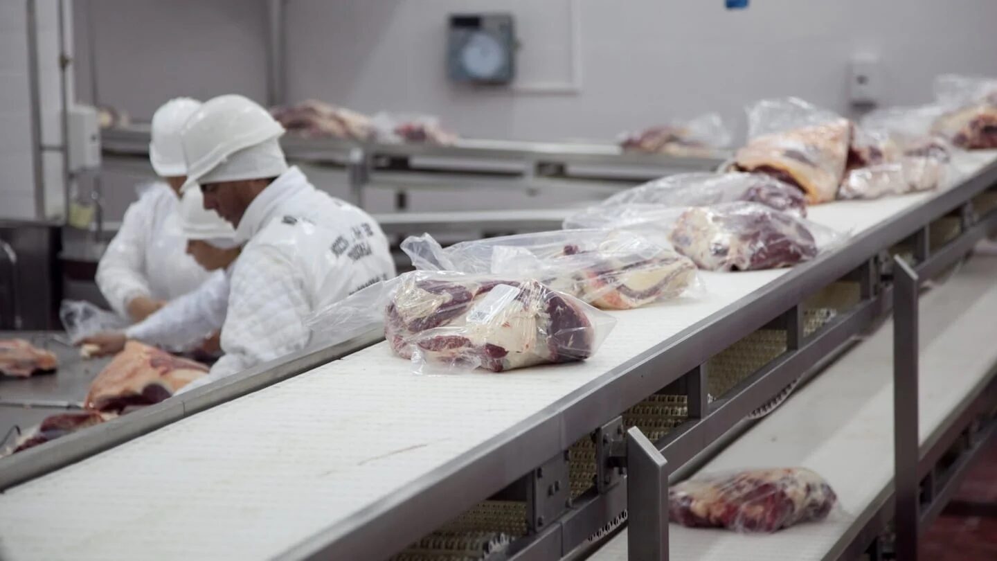 Carne argentina envasada en una planta de procesamiento