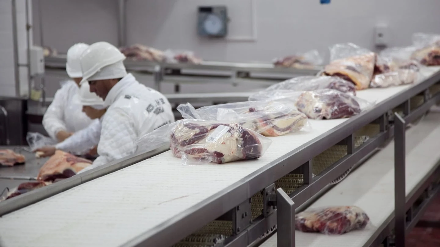 Carne argentina envasada en una planta de procesamiento