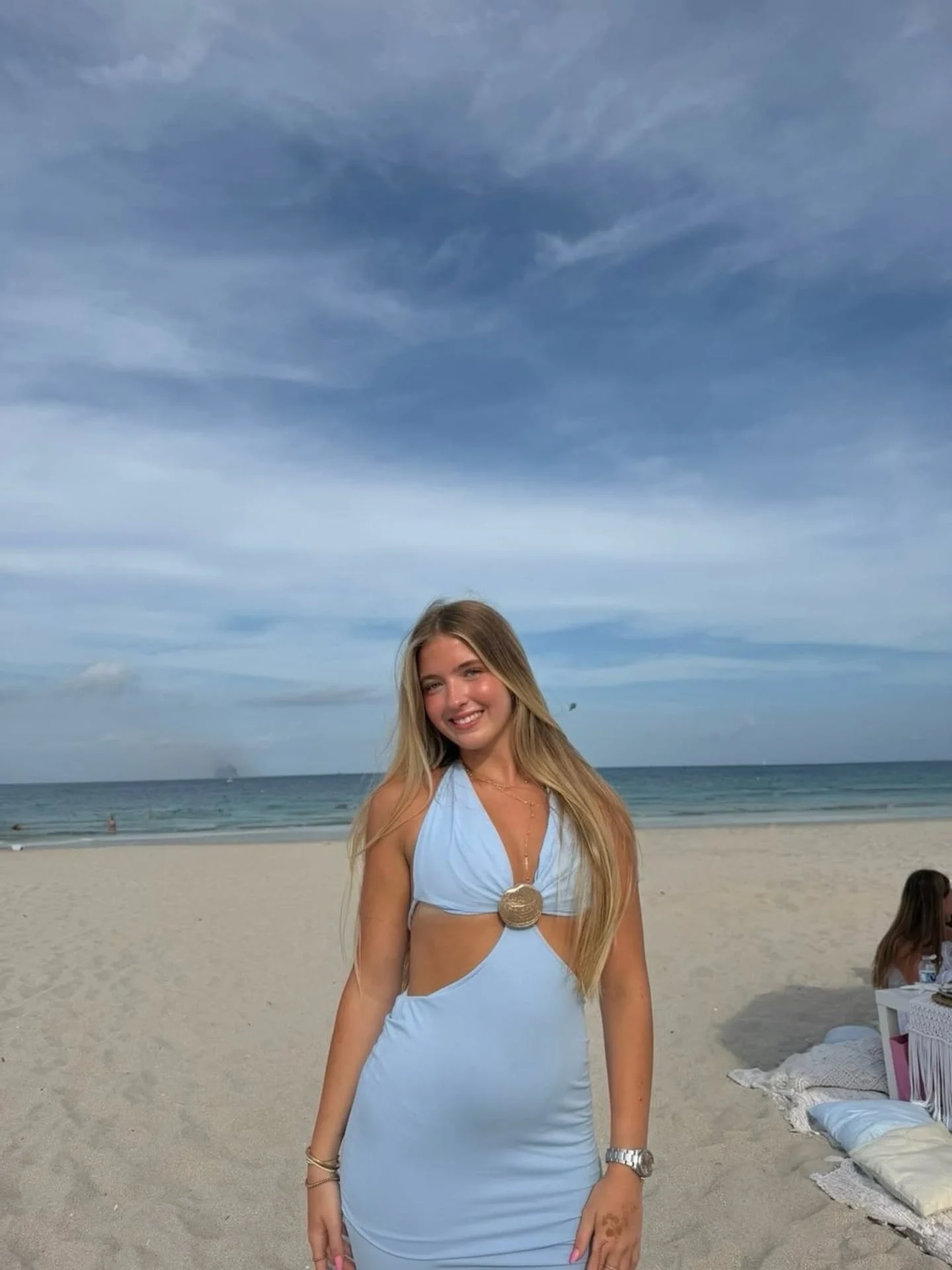 Joven posando en la playa con un vestido baby blue