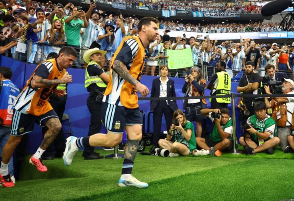 Ariel Rodríguez en un momento de la previa del partido Argentina-Austria, con el público animado de fondo
