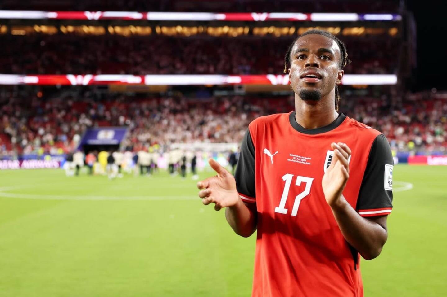 Carney Chukwuemeka aplaudiendo en el campo tras un partido con la selección de Austria
