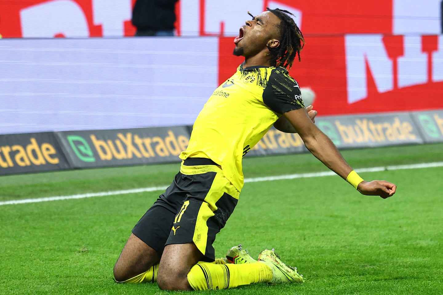 Carney Chukwuemeka celebra un gol con el Borussia Dortmund en un partido