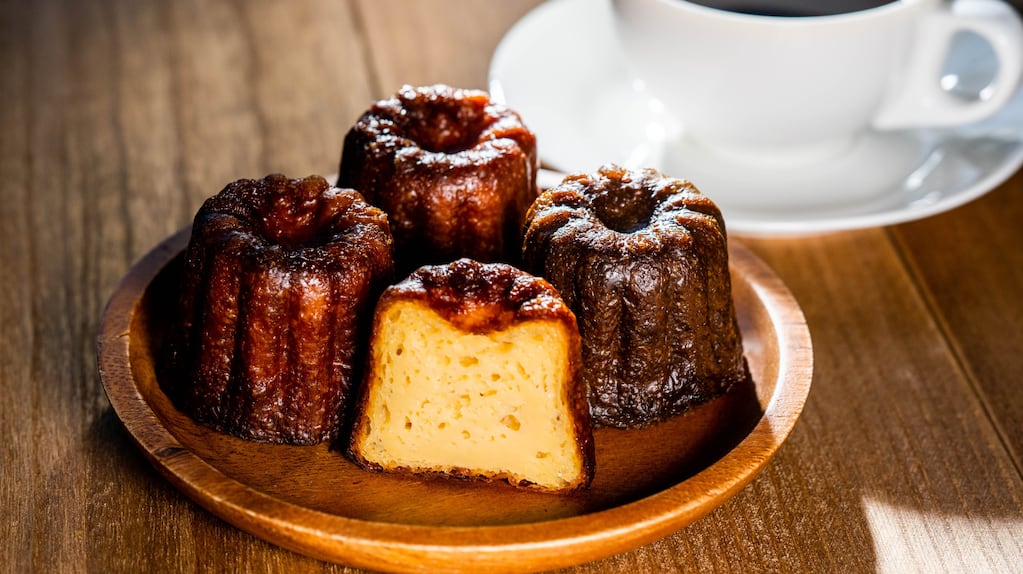 Canelé, postre francés en una cafetería