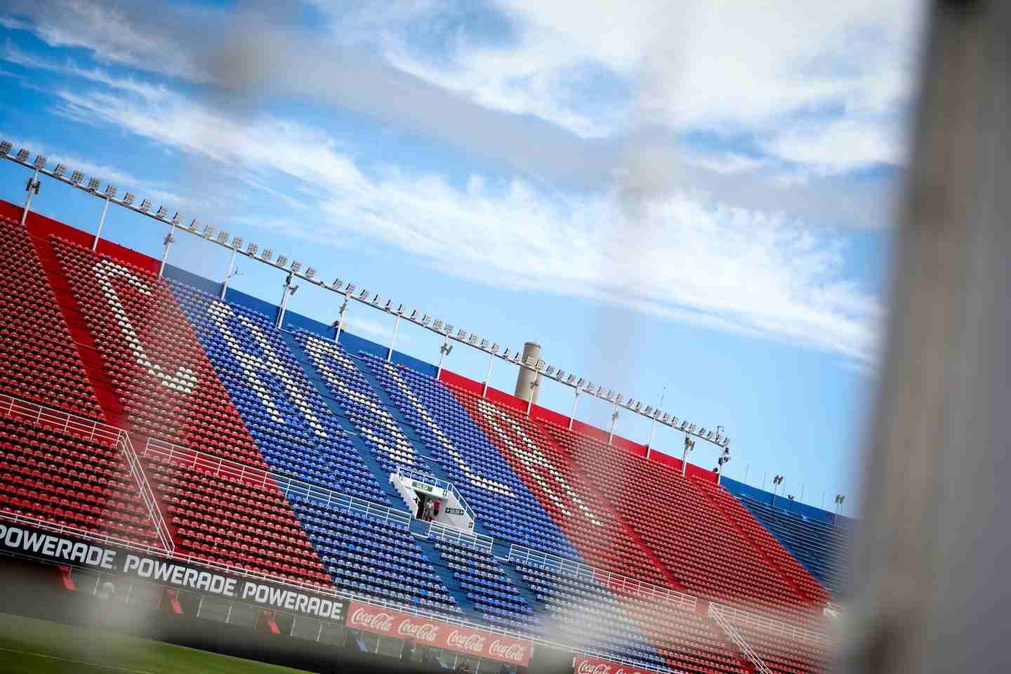 Vista del estadio de San Lorenzo con las gradas vacías y el logo del club en las tribunas
