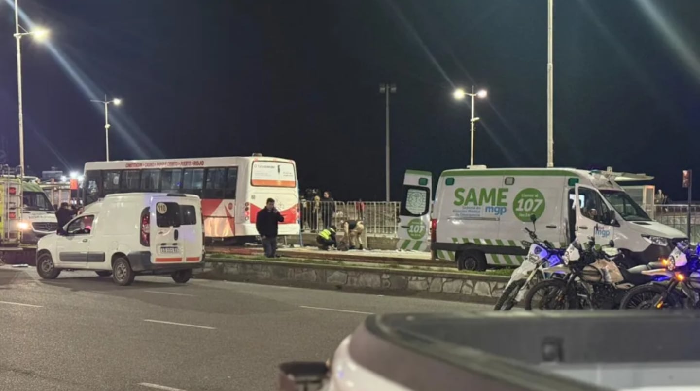 Accidente de tráfico en Mar del Plata con un colectivo y ambulancia en la escena