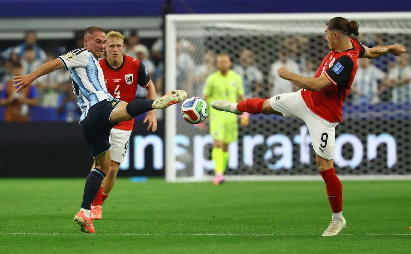 Acción de un partido de fútbol entre Argentina y un equipo rival