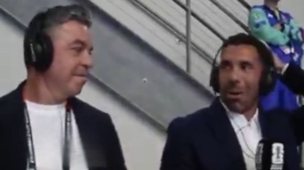 Tevez y Gallardo durante la transmisión del partido Argentina vs Austria