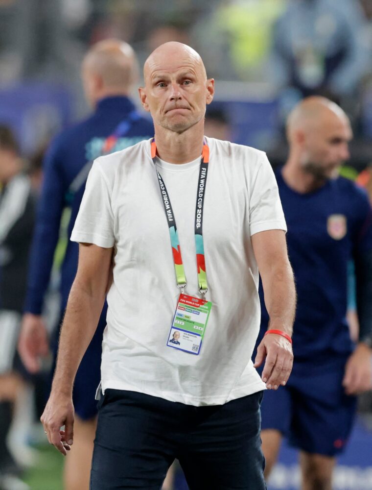 Stale Solbakken, director técnico de Noruega, camina por el campo tras la clasificación al Mundial 2026