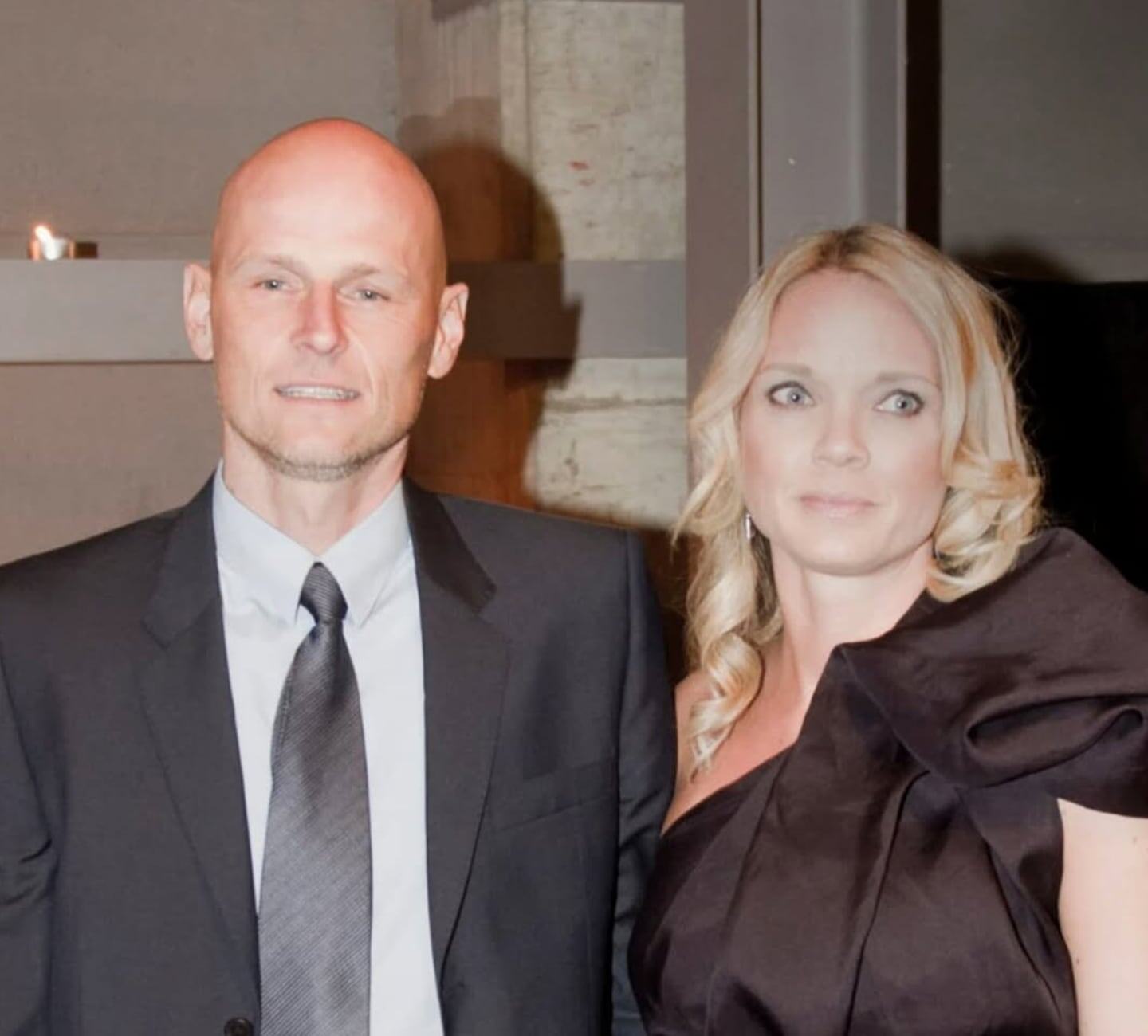 Stale Solbakken y su esposa celebrando tras la clasificación de Noruega al Mundial 2026