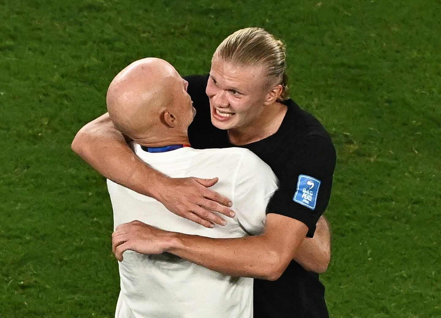 Stale Solbakken abraza a Erling Haaland tras la clasificación de Noruega al Mundial 2026