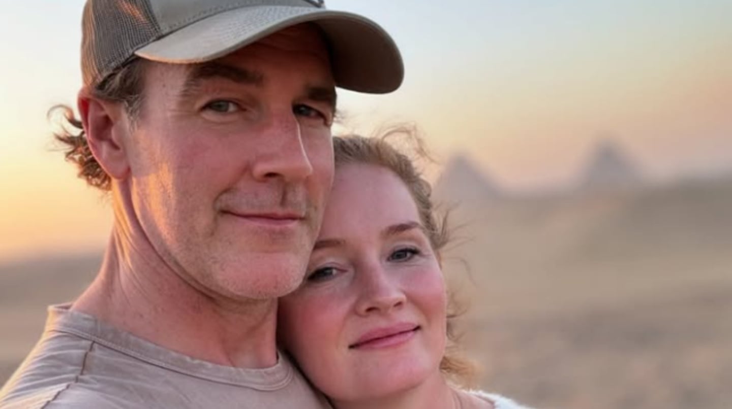 James Van Der Beek y su esposa en un paisaje desértico al atardecer