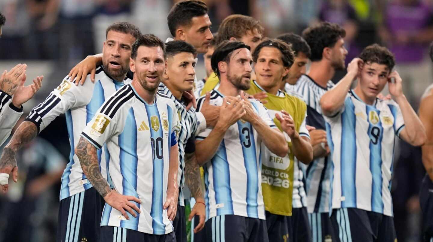 Lionel Messi y sus compañeros de la selección argentina durante un partido
