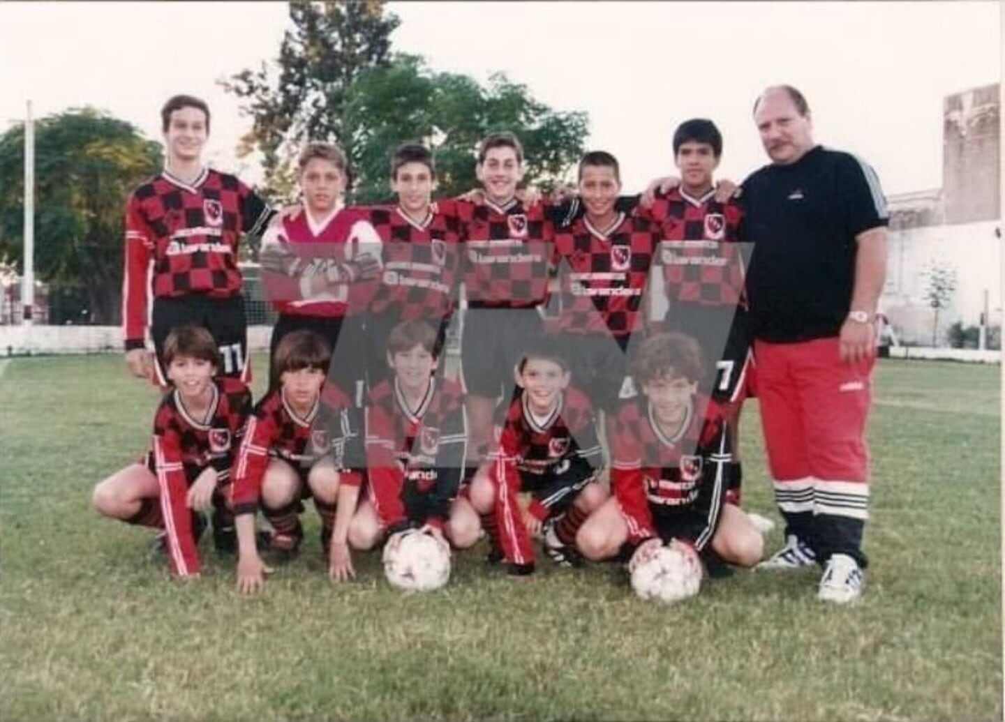 Equipo juvenil de Newell's Old Boys con Lionel Messi y su primer entrenador Quique Domínguez