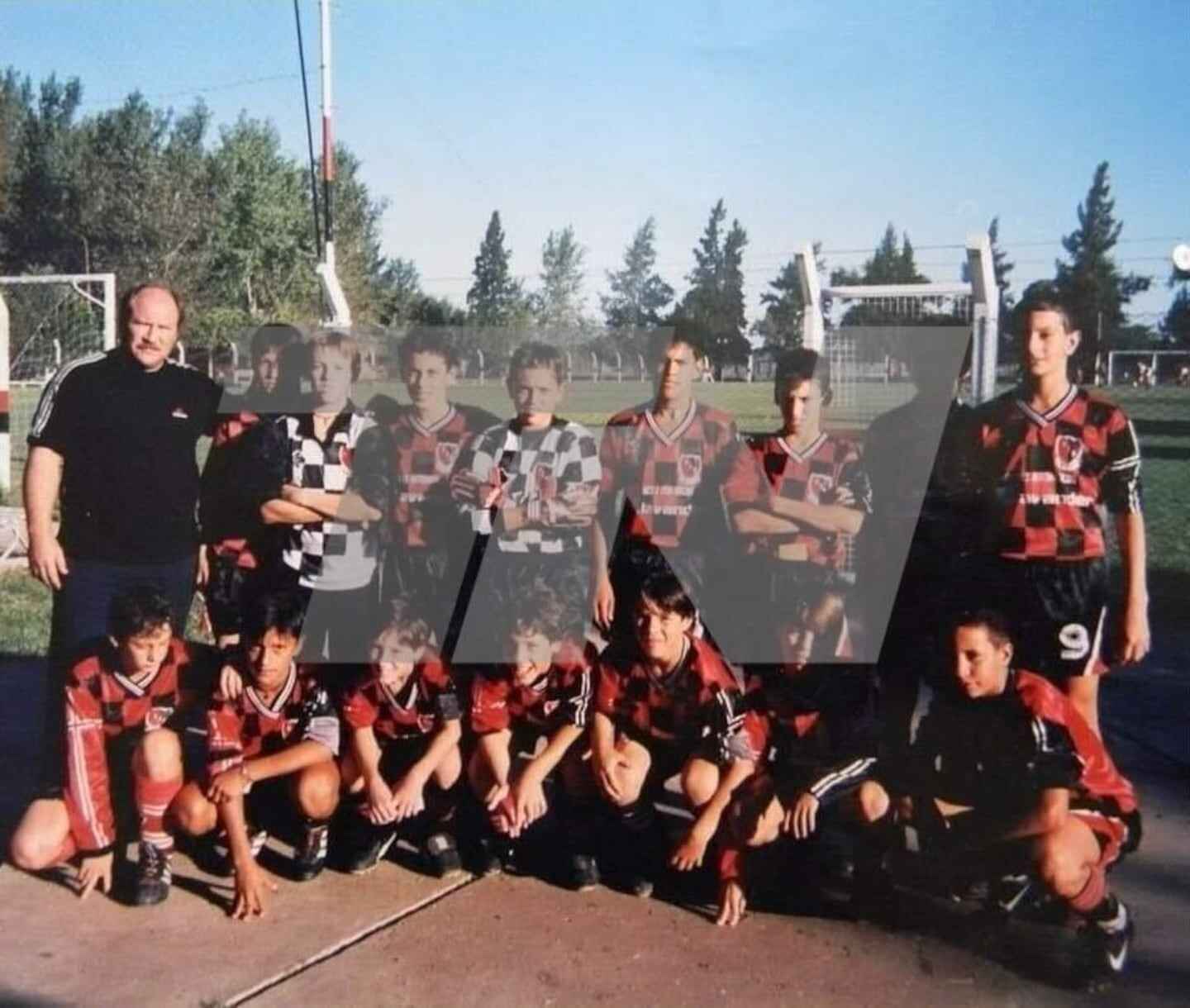 Equipo juvenil de Newell's Old Boys con Quique Domínguez y jóvenes futbolistas, incluido Lionel Messi