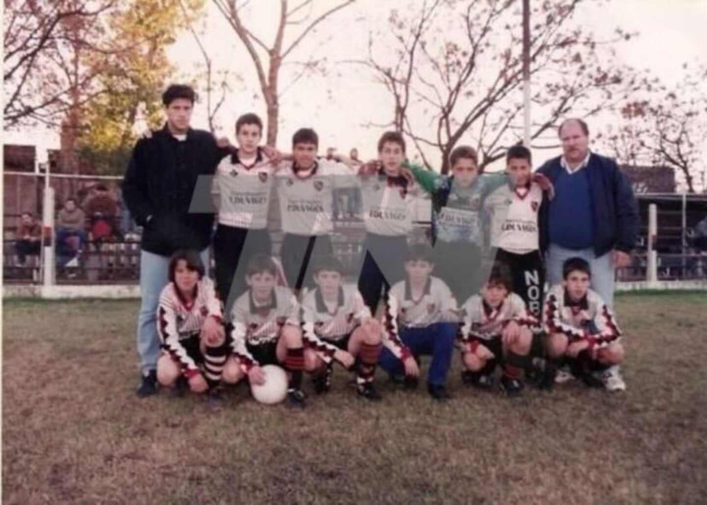 Equipo juvenil de Newell's Old Boys con Lionel Messi de niño en la fila delantera