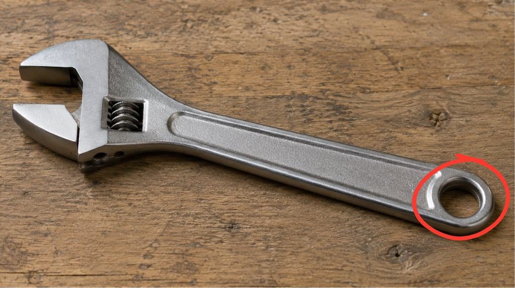 Llave inglesa con agujero en el mango
