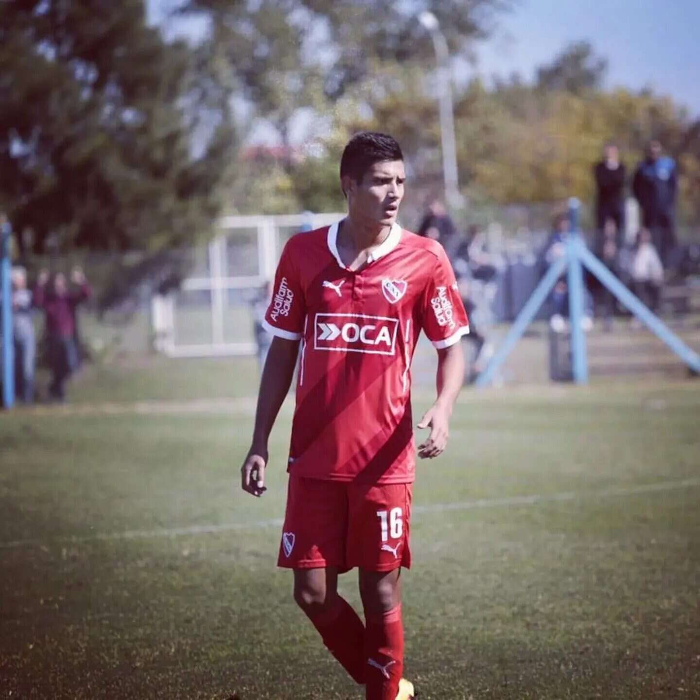 Jonathan Cañete, exjugador de Independiente, en el campo de fútbol