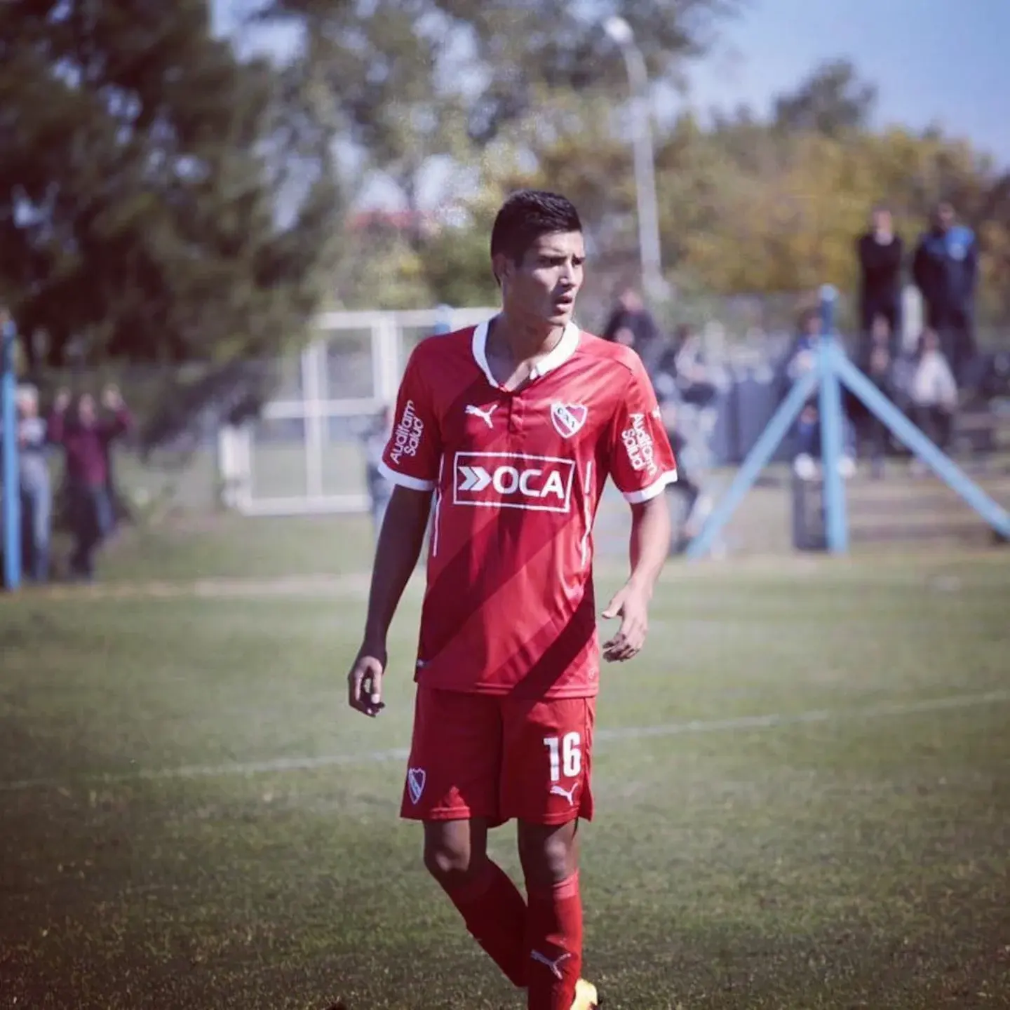 Jonathan Cañete, exjugador de Independiente, en el campo de fútbol