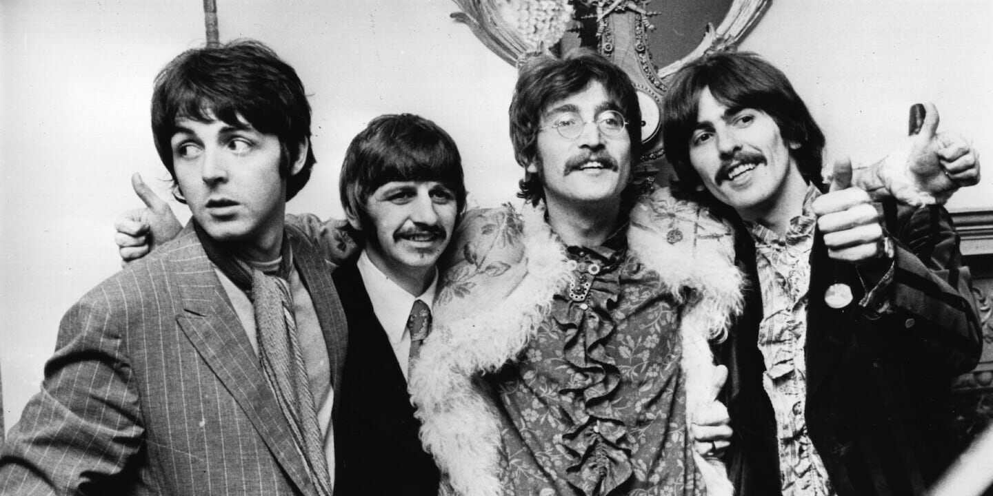 Los miembros de The Beatles posando juntos en una fotografía en blanco y negro
