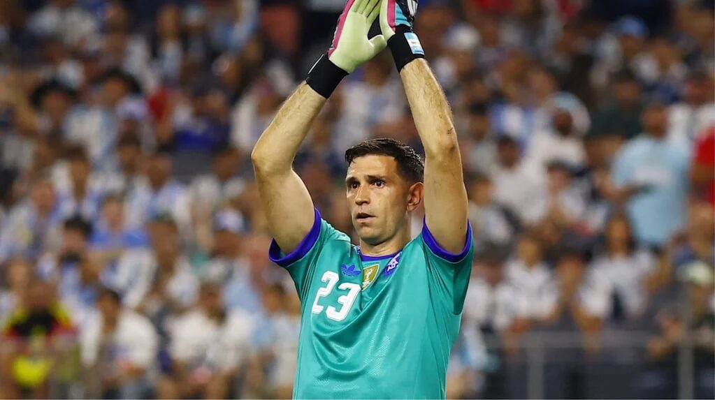Dibu Martínez dando indicaciones en el partido contra Jordania