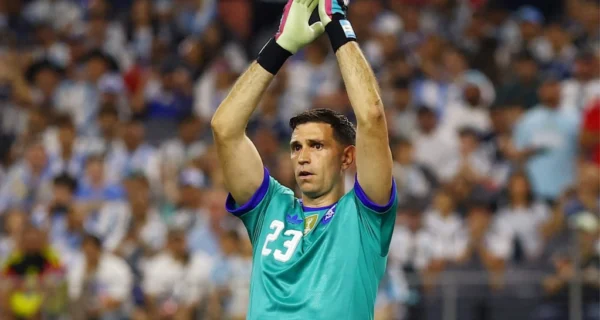 Dibu Martínez dando indicaciones en el partido contra Jordania