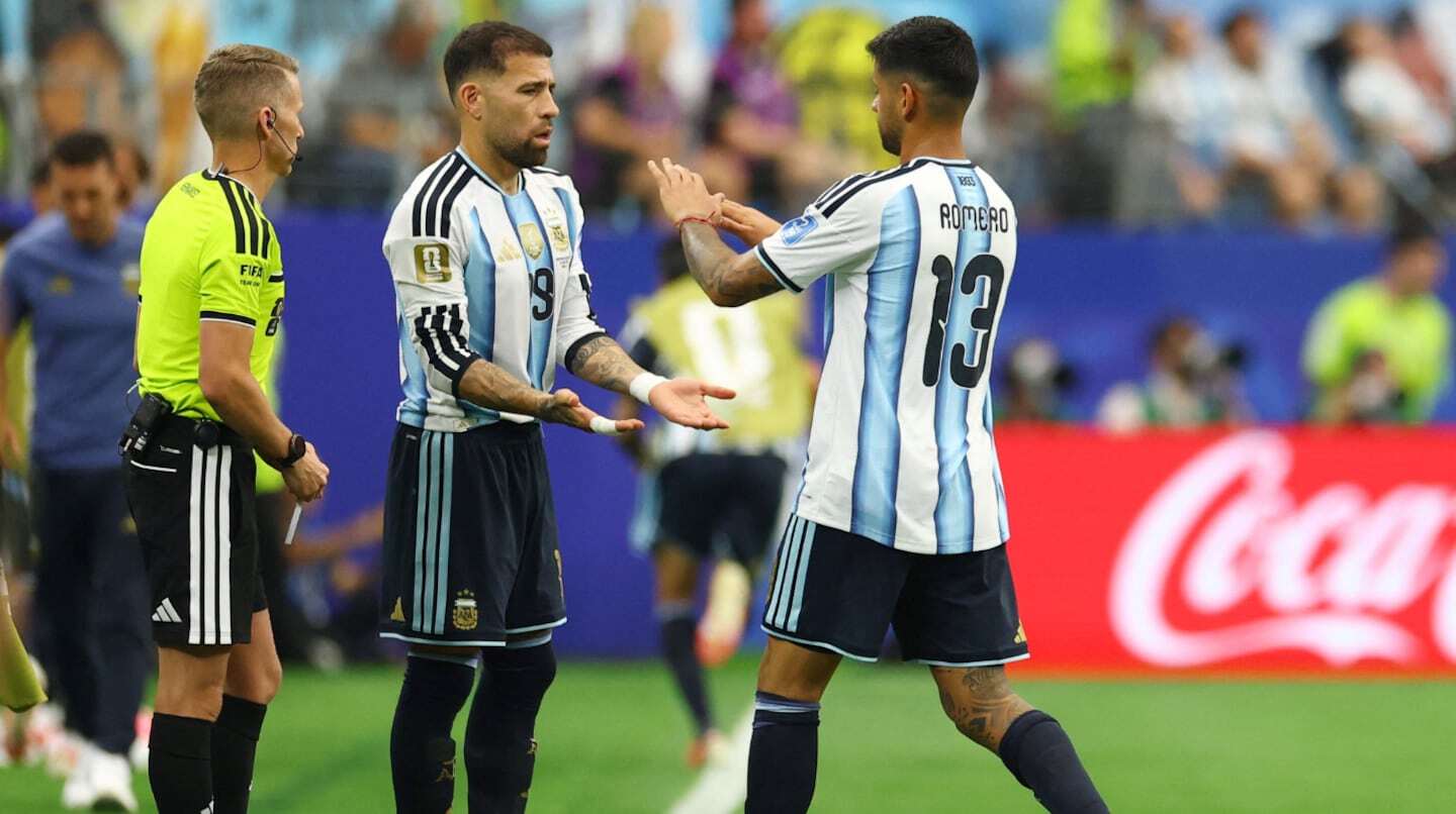 Leandro Paredes y Cuti Romero en la zona mixta tras el triunfo de la Selección argentina