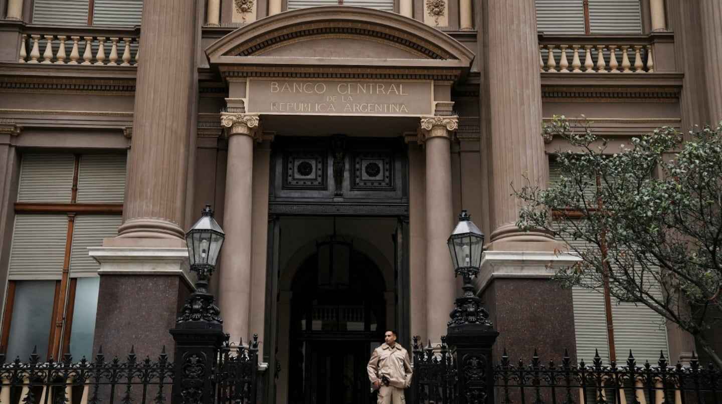 Exterior del Banco Central de la República Argentina con un guardia de seguridad en la entrada