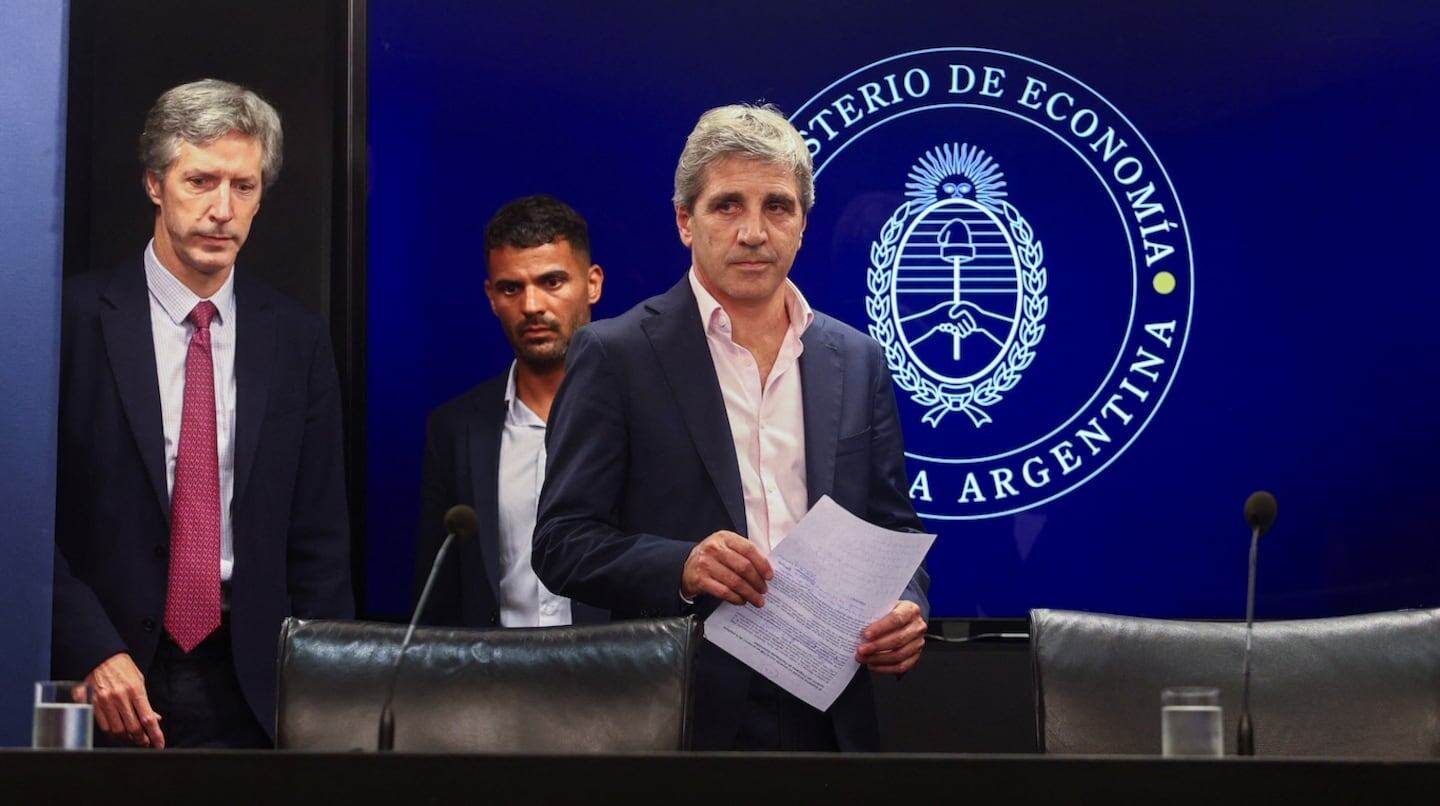 Funcionarios del Ministerio de Economía en conferencia de prensa sobre el dólar oficial