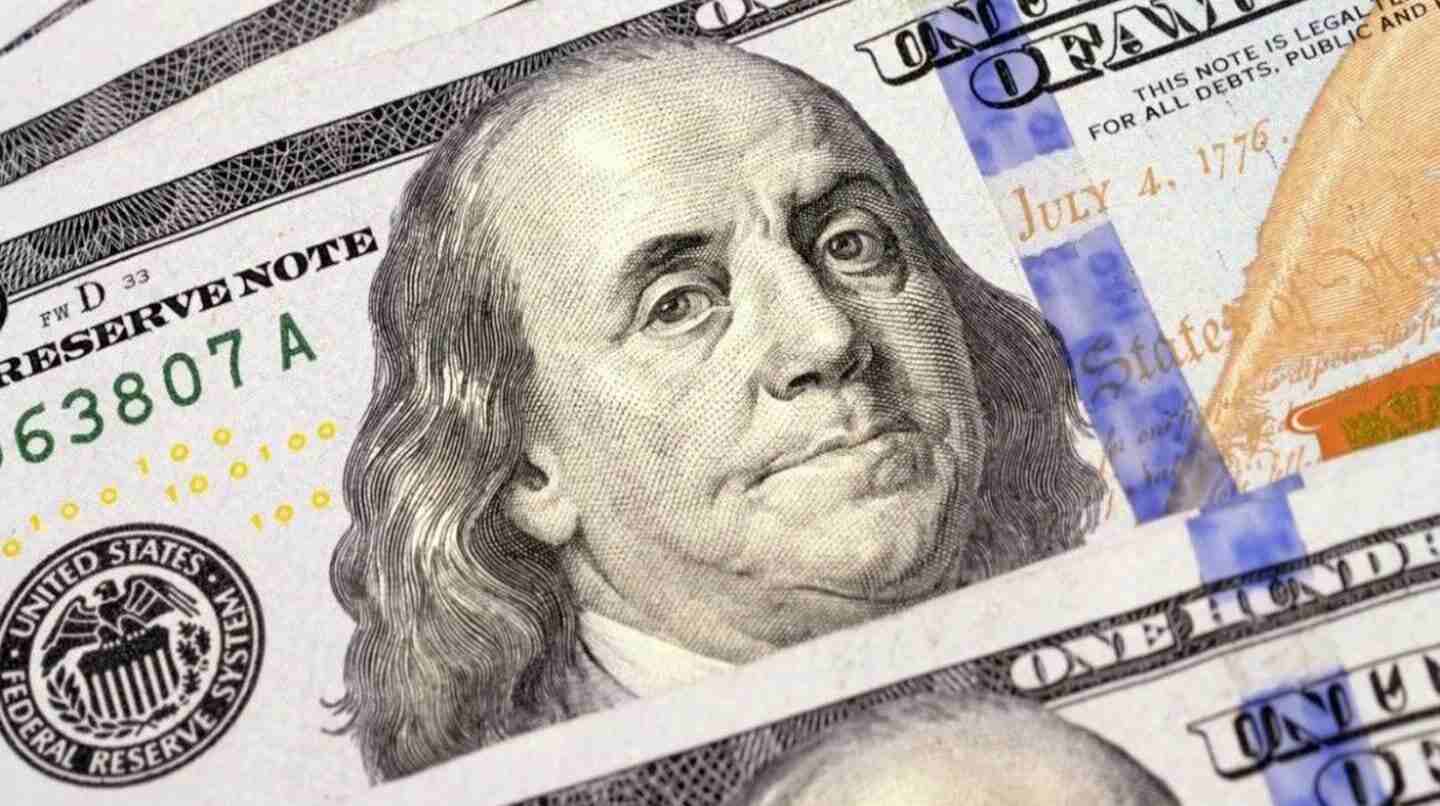 Billetes de dólar estadounidense apilados con el rostro de Benjamin Franklin visible
