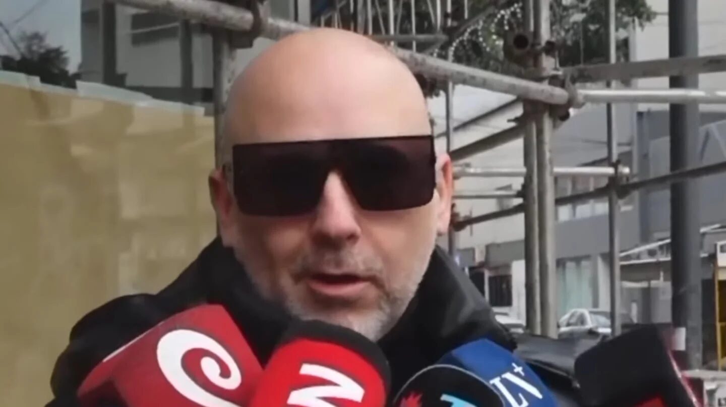 José María Muscari en el velorio de Ernestina Pais, con gafas oscuras y micrófonos de prensa