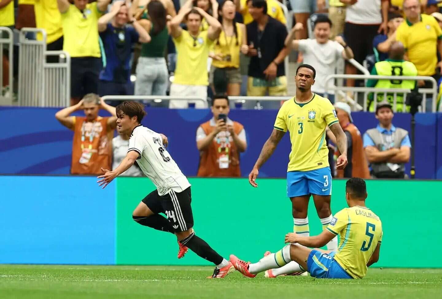 Kaishu Sano celebra su gol mientras los jugadores brasileños reaccionan en el Mundial 2026