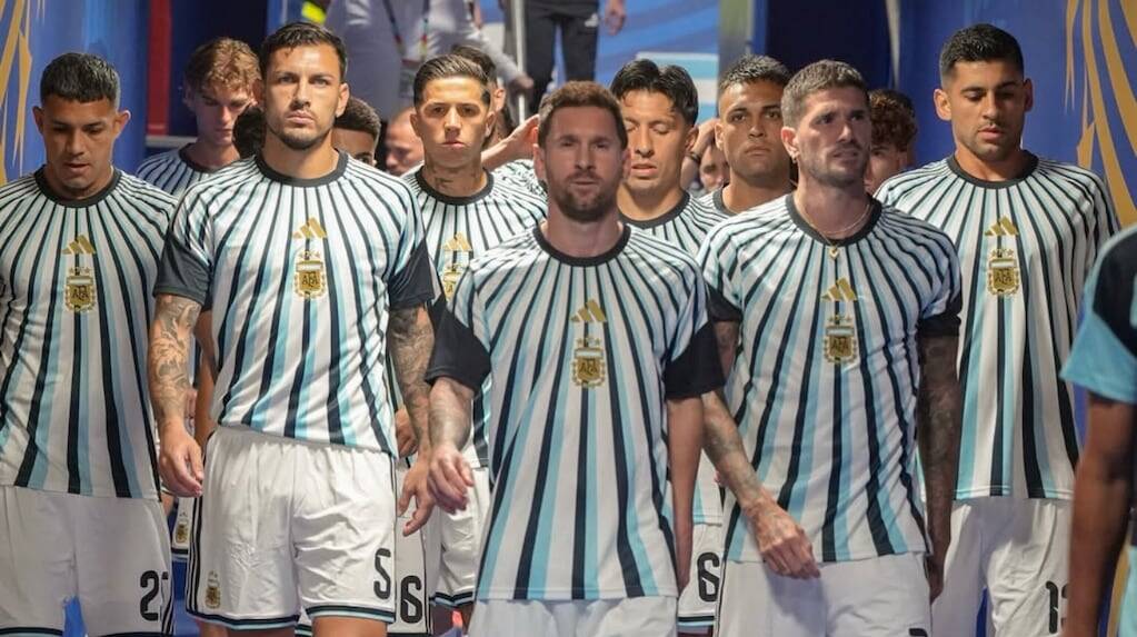 Lionel Messi celebrando su cumpleaños con una torta en el Mundial 2026