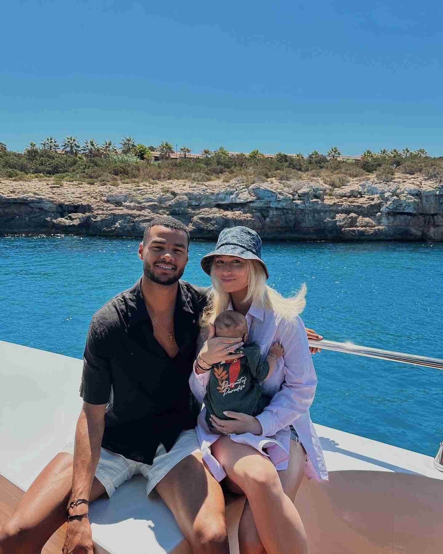 Cody Gakpo con su pareja y su hijo en un barco frente al mar