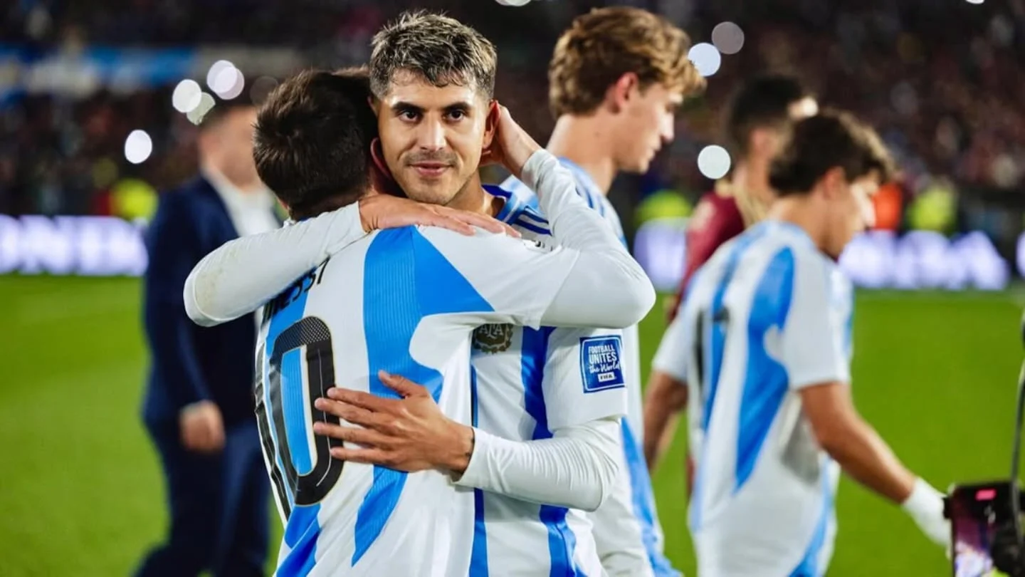 Exequiel Palacios abraza a Lionel Messi tras un partido de la selección argentina