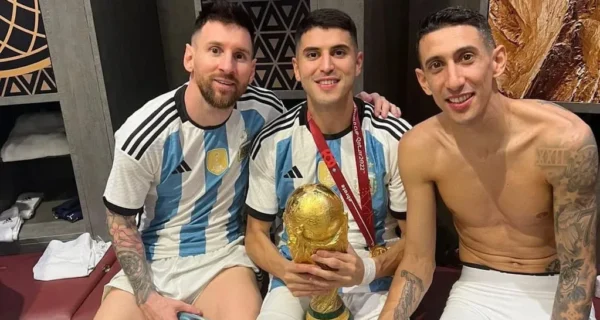 Exequiel Palacios y Lionel Messi durante un partido de la Selección Argentina
