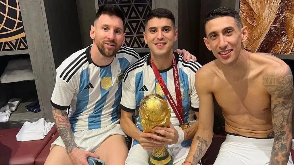 Exequiel Palacios y Lionel Messi durante un partido de la Selección Argentina