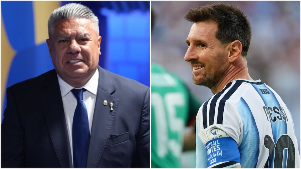 Chiqui Tapia entrega la pelota del partido a Lionel Messi
