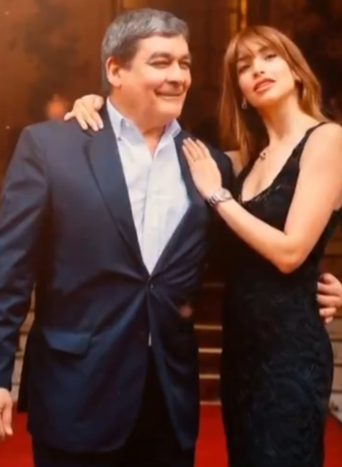 Sol Abraham posando con su padre Rubén Gómez en un evento de Gran Hermano
