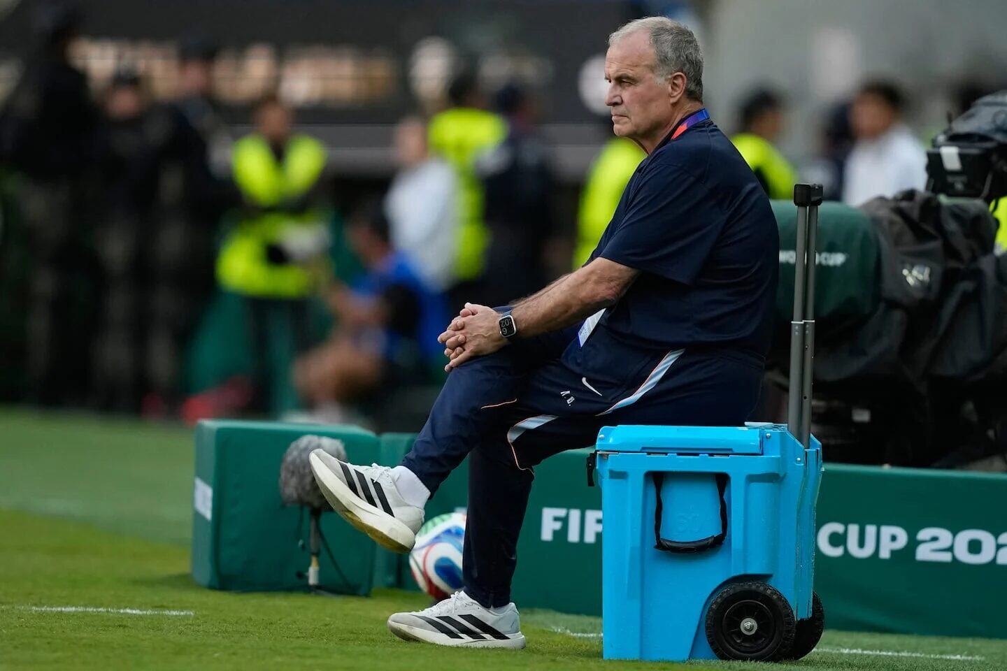 Marcelo Bielsa sentado en la banca durante un partido del Mundial 2026