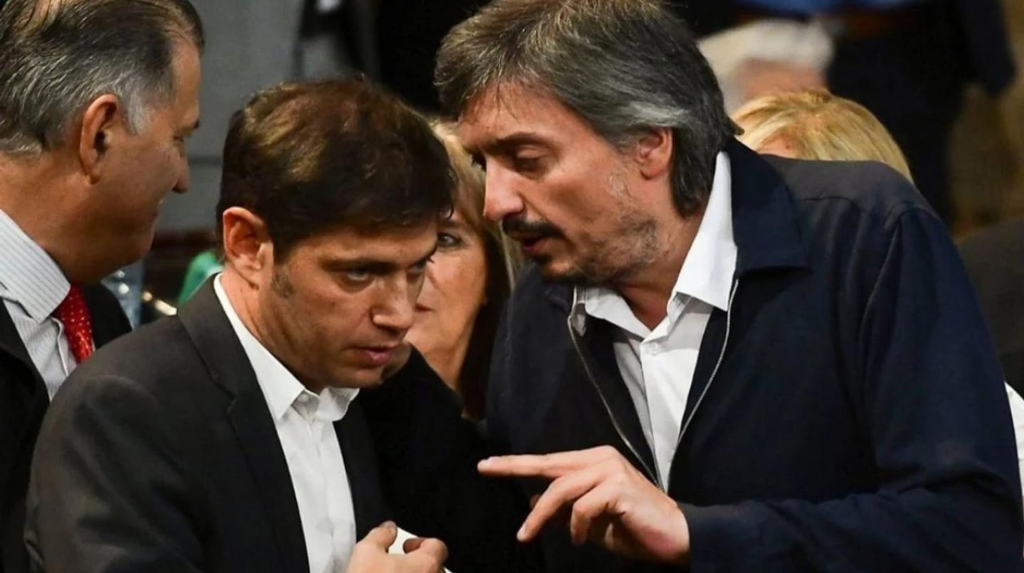 Martín Insaurralde conversando con un hombre en un evento público